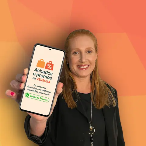 Fran, a Vermeia, segurando o celular com o grupo Achados e Promos da Vermeia